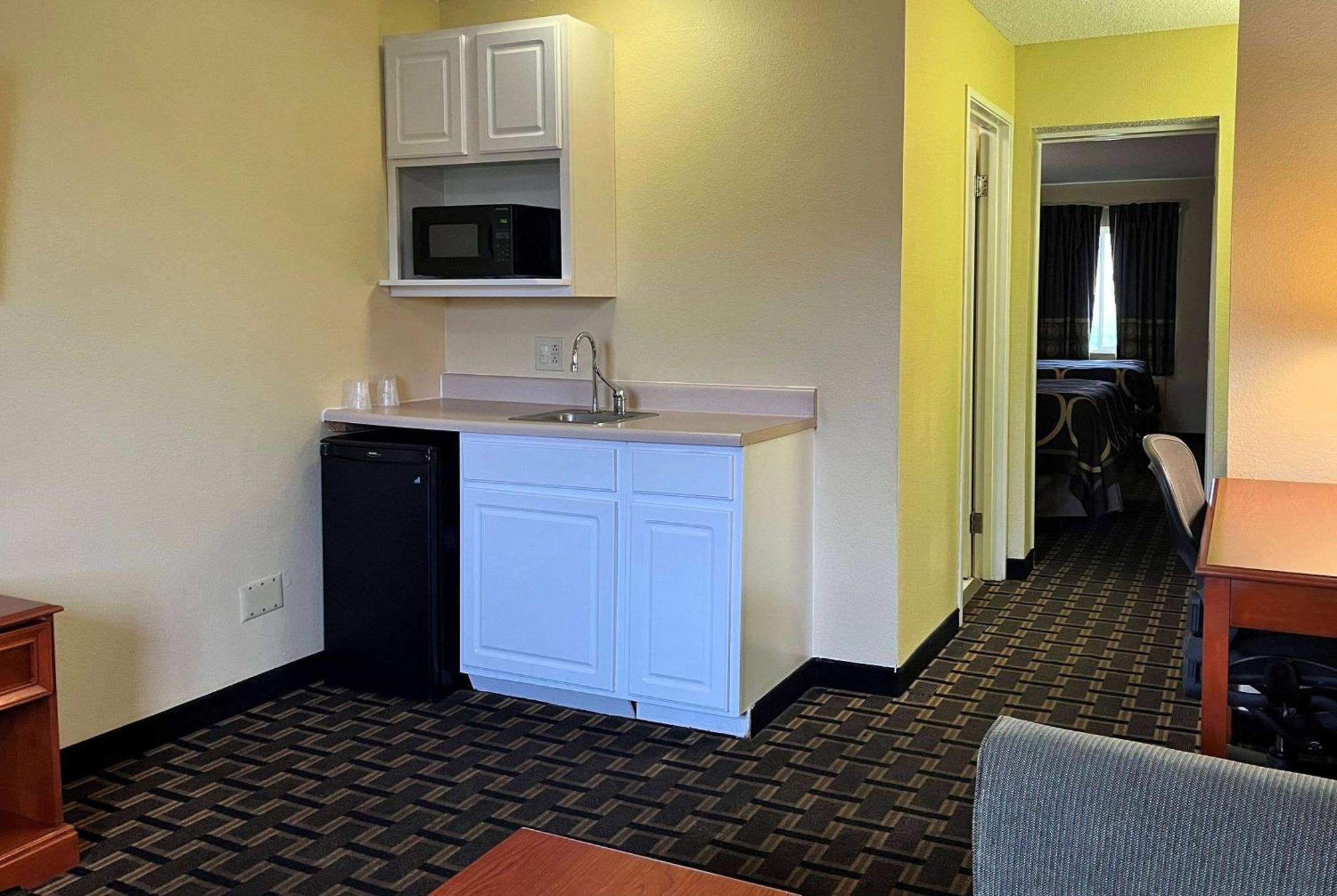 Super 8 By Wyndham Indianapolis/Ne/Castleton Area Hotel Kültér fotó