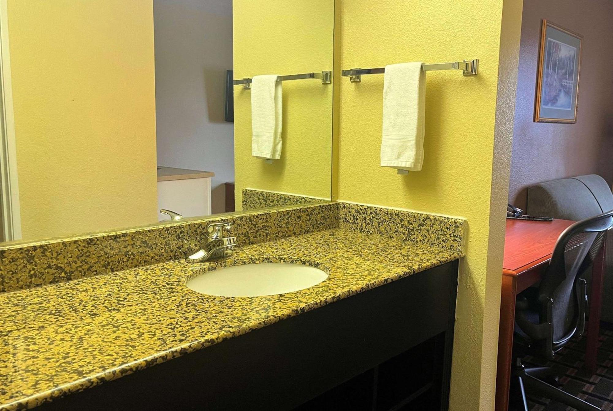 Super 8 By Wyndham Indianapolis/Ne/Castleton Area Hotel Kültér fotó