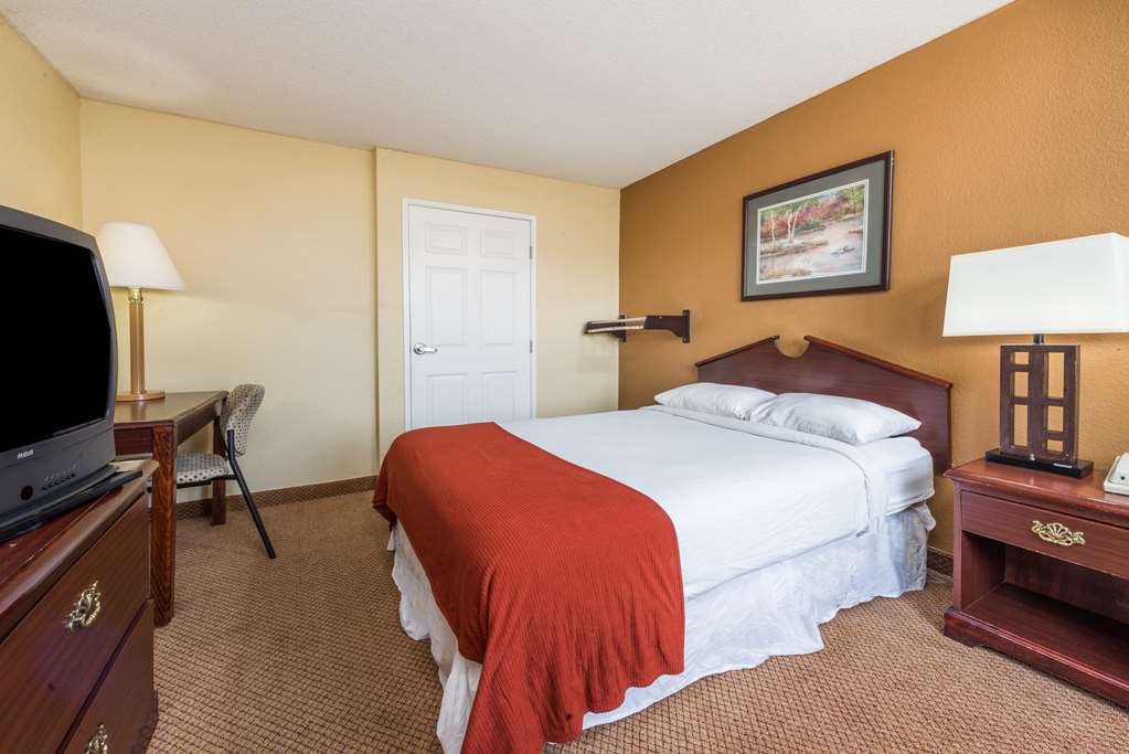 Super 8 By Wyndham Indianapolis/Ne/Castleton Area Hotel Szoba fotó